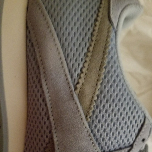 Brand New 9 1/2 Baby Blue Mesh and Suede Reeboks - Picture 2 of 7